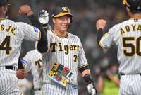 　ＨＥＲＯメダルをかけられ笑顔の大山