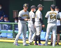 　グラウンドに立ち、笑顔を見せる森木（手前）ら阪神選手（撮影・吉澤敬太）