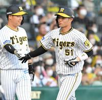 　１回、今永の暴投で生還した中野は大山（左）とタッチを交わす（撮影・北村雅宏）