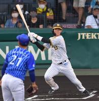 　１回、二塁打を放つ中野（撮影・神子素慎一）