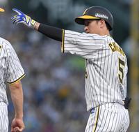 　３回、適時打を放った近本は左手を突き出す（撮影・北村雅宏）