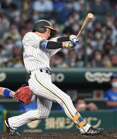 　３回、適時打を放つ近本（撮影・北村雅宏）