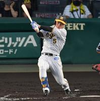 　３回、適時打を放つ近本（撮影・神子素慎一）