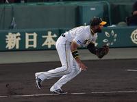 　４回、桑原の打球を好捕したロドリゲス（撮影・神子素慎一）