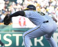 　１回、佐野のゴロを捕球するロドリゲス（撮影・北村雅宏）