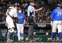 　７回、嶺井（右）が守備妨害を犯し、確認のためベンチを出た三浦監督（左から２人目）＝撮影・北村雅宏