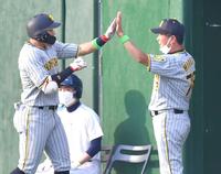 　１回、先頭打者本塁打を放った遠藤（左）を出迎える阪神・平田２軍監督（撮影・吉澤敬太）