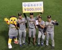 　試合後、撮影に応じる（左から）阪神の岡留、遠藤、森木、藤田（撮影・石井剣太郎）