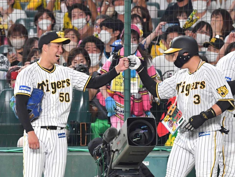 　４回、逆転２ランを放った大山（右）を迎える青柳（撮影・北村雅宏）