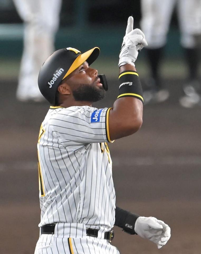 　７回、２点適時二塁打を放ち、天を指さすロドリゲス（撮影・高部洋祐）