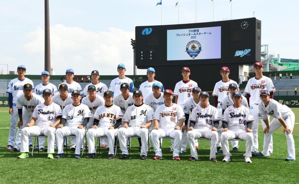 　練習前に写真撮影に応じるイースタン・リーグ選抜（撮影・石井剣太郎）