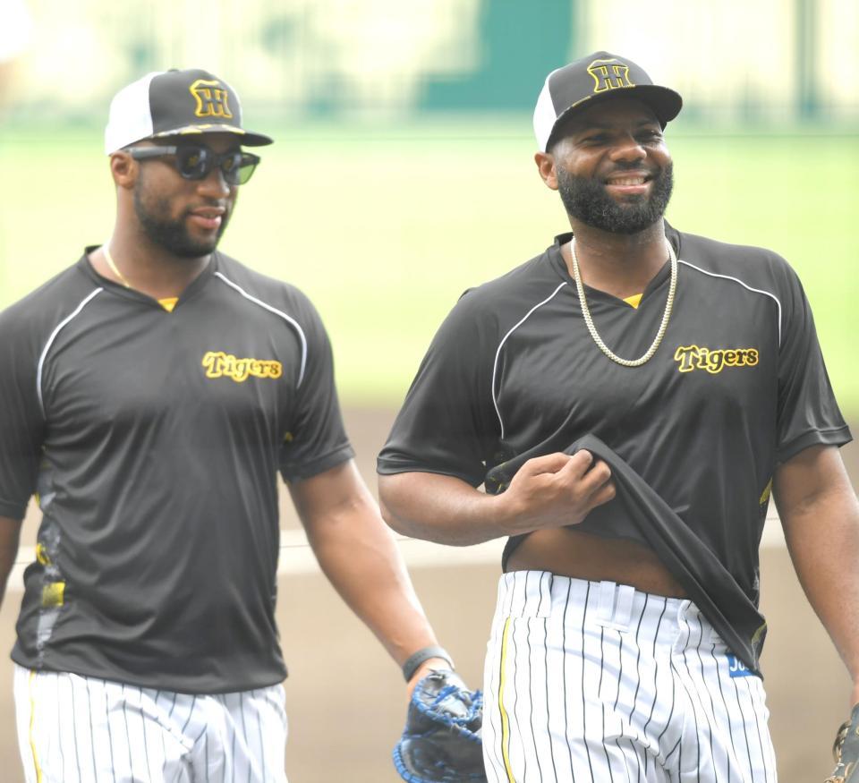 　練習中、ロハス（左）と談笑するロドリゲス（撮影・北村雅宏）