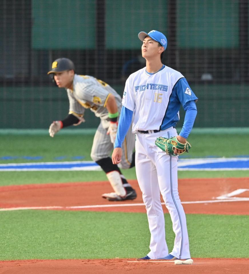 　１回、阪神・遠藤に先制ソロを浴びる日本ハム・達