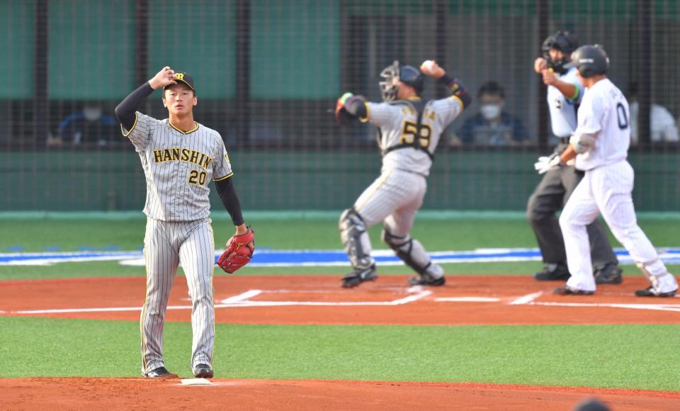 　１回、ロッテ・池田を三振に仕留めた阪神・森木（手前）＝撮影・吉澤敬太