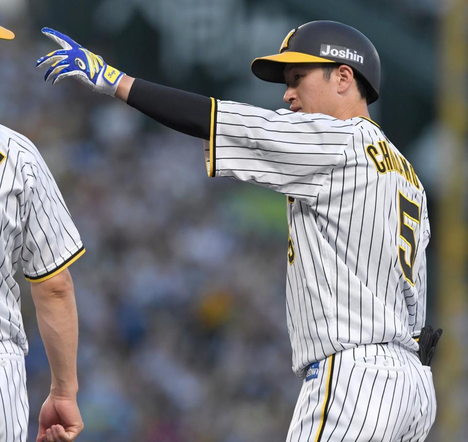 　３回、適時打を放った近本は左手を突き出す（撮影・北村雅宏）