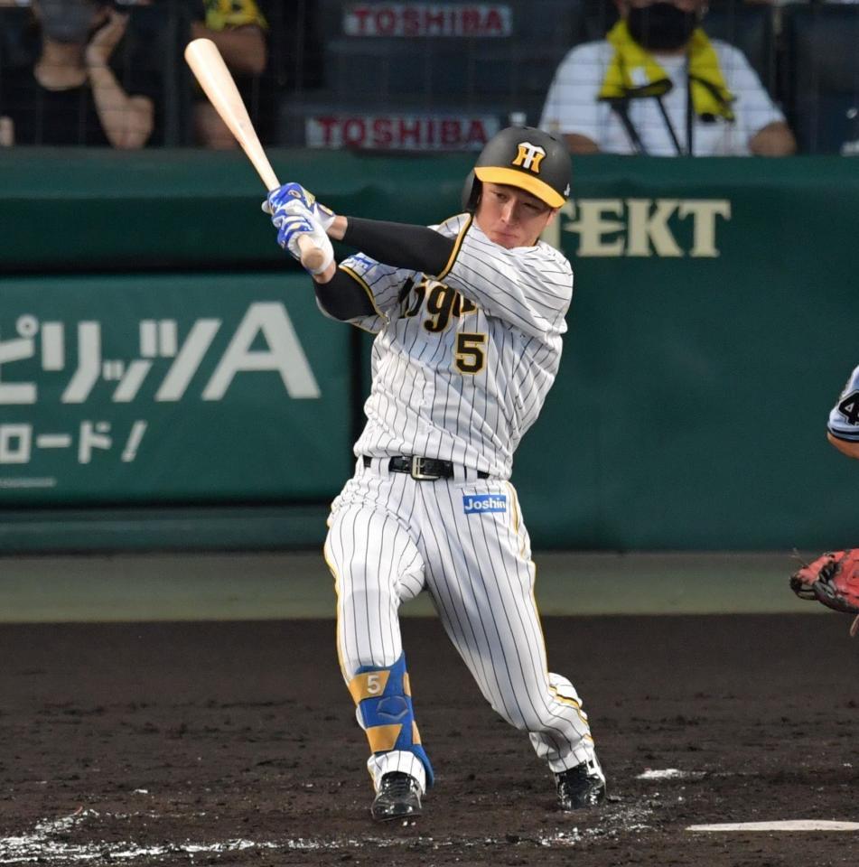 　３回、適時打を放つ近本（撮影・神子素慎一）