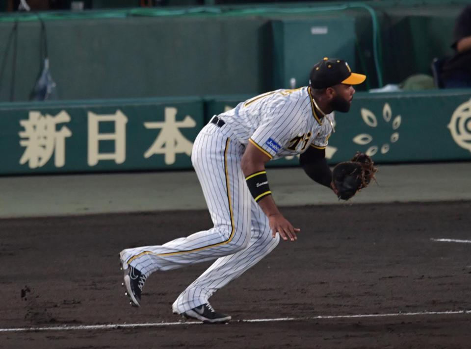 　４回、桑原の打球を好捕したロドリゲス（撮影・神子素慎一）