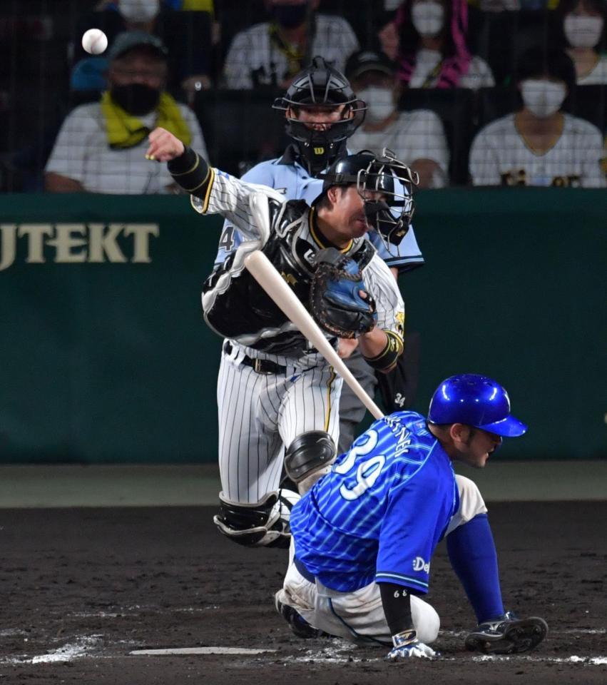 　７回、二塁に送球する梅野。打者・嶺井（撮影・神子素慎一）
