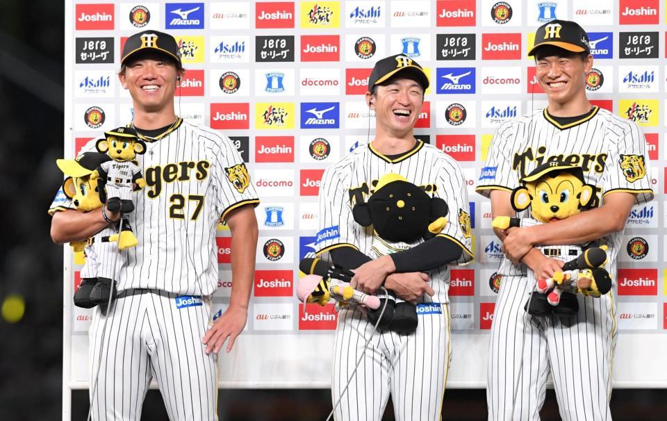 　お立ち台で笑顔を見せる（左から）伊藤将、近本、湯浅（撮影・北村雅宏）