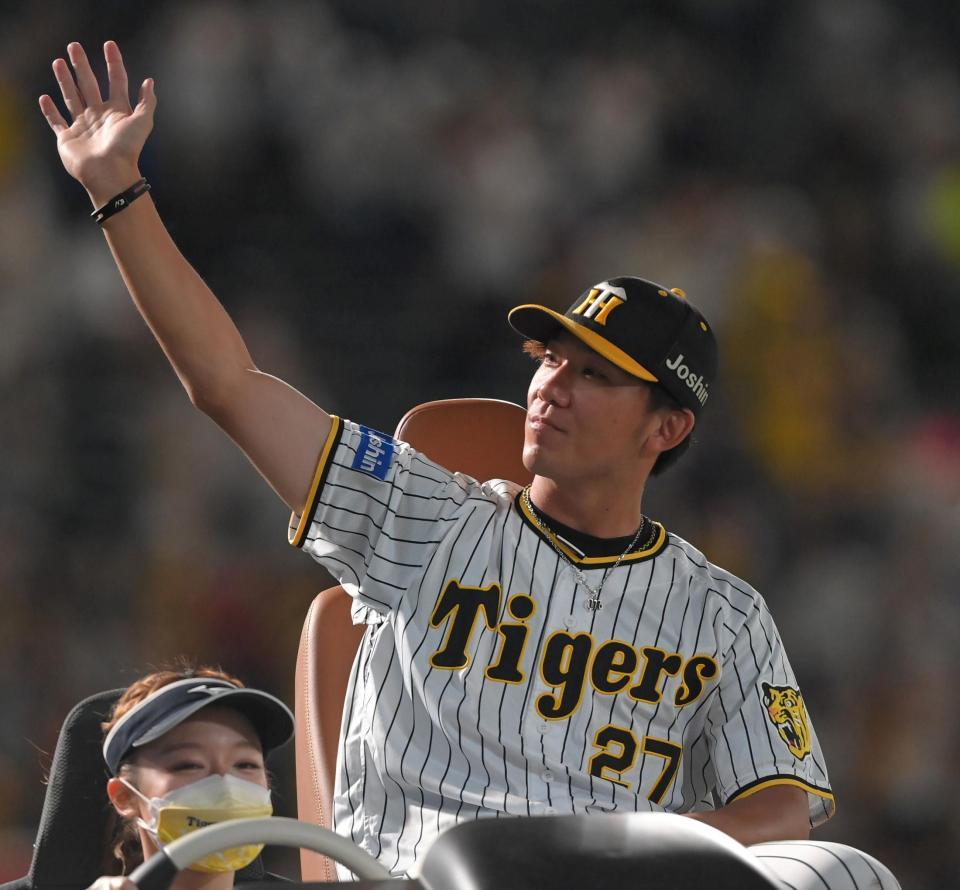 　ヒーローインタビュー後、リリーフカーに乗ってスタンドに手を振る伊藤将（撮影・高部洋祐）