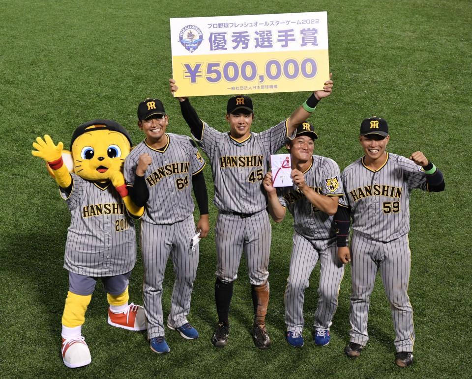 　試合後、撮影に応じる（左から）阪神の岡留、遠藤、森木、藤田（撮影・石井剣太郎）