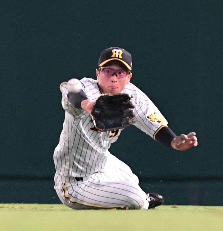 　５回、嶺井の打球を前進して好捕する近本（撮影・北村雅宏）