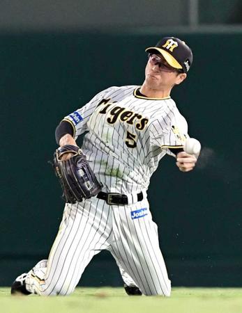 　近本は素早く二塁へ送球して二塁走者・宮崎を封殺