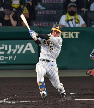 　３回、適時打を放つ近本（撮影・神子素慎一）