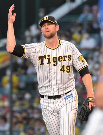 　４回、細川がフライを打ち上げ、三塁方向に目をやる阪ガンケル（撮影・北村雅宏）