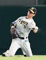 　近本は素早く二塁へ送球して二塁走者・宮崎を封殺