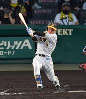 　３回、適時打を放つ近本（撮影・神子素慎一）