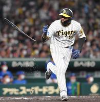 　８回、適時打を放ったロドリゲスは拳を握り締める（撮影・北村雅宏）