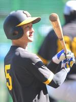　試合前、打撃練習する近本（撮影・北村雅宏）