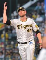 　４回、細川がフライを打ち上げ、三塁方向に目をやる阪ガンケル（撮影・北村雅宏）