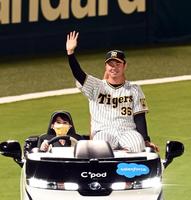 　リリーフカーに乗り浜地はファンの応援に応える（撮影・山口登）