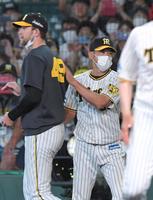 　ＤｅＮＡに３連勝し、ガンケル（左）をねぎらう矢野監督（撮影・北村雅宏）