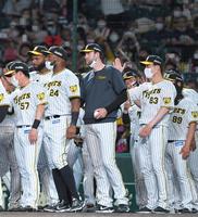 　ＤｅＮＡに３連勝し、ナインを迎えるガンケル（中央）＝撮影・北村雅宏