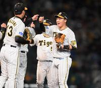 　５割復帰となり、最後を締めた岩崎（左）とタッチを交わす大山（撮影・田中太一）