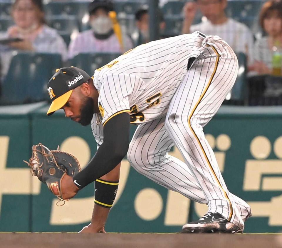 　４回、桑原の打球を好捕したロドリゲス