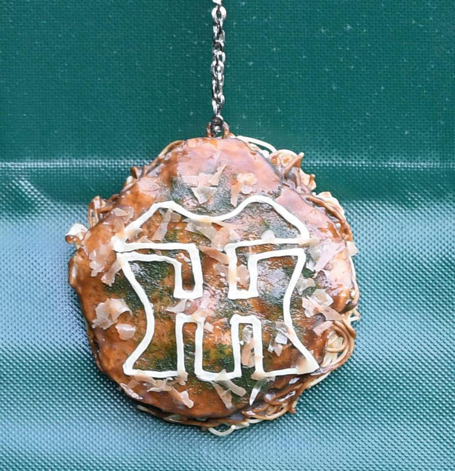 　お好み焼きをかたどったメダル（撮影・田中太一）