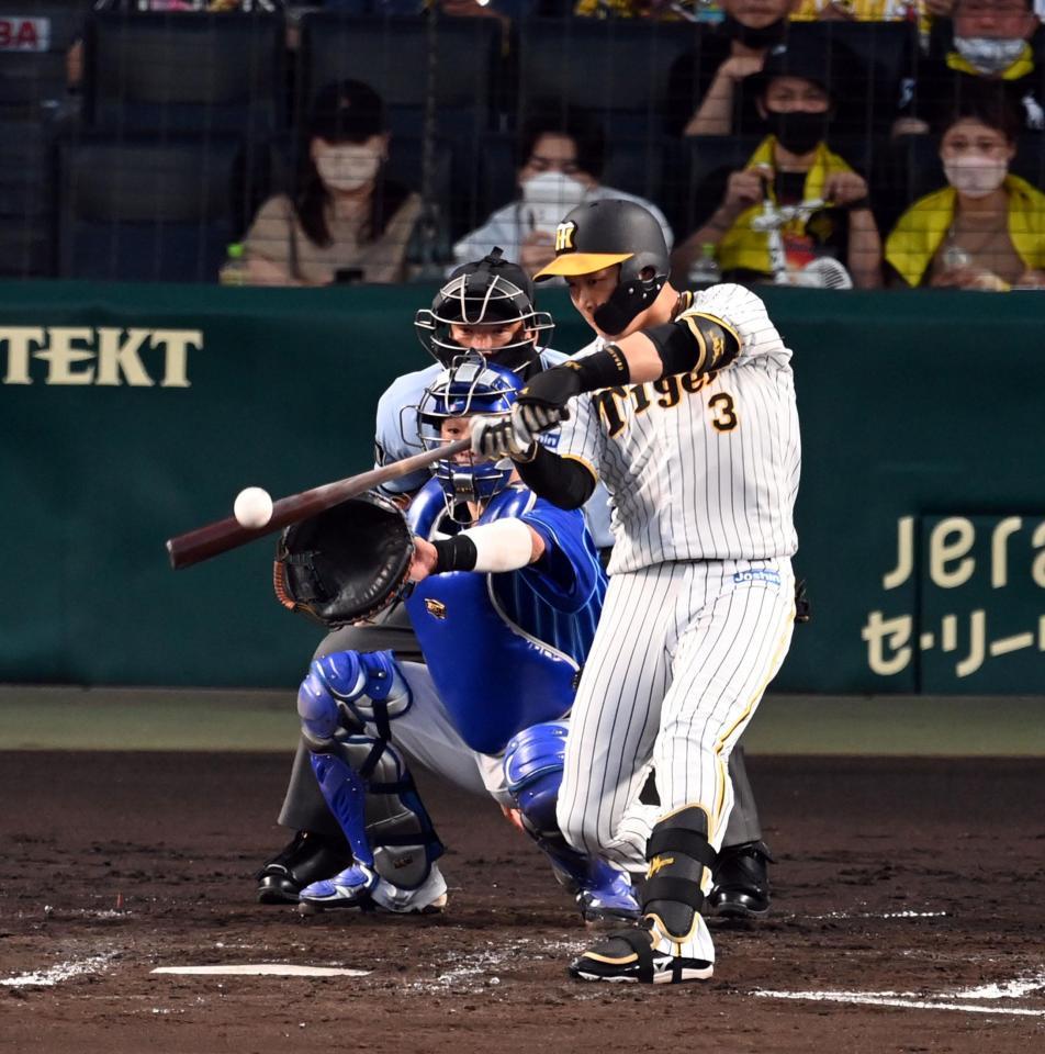 　４回、大山は中犠飛を放つ（撮影・山口登）