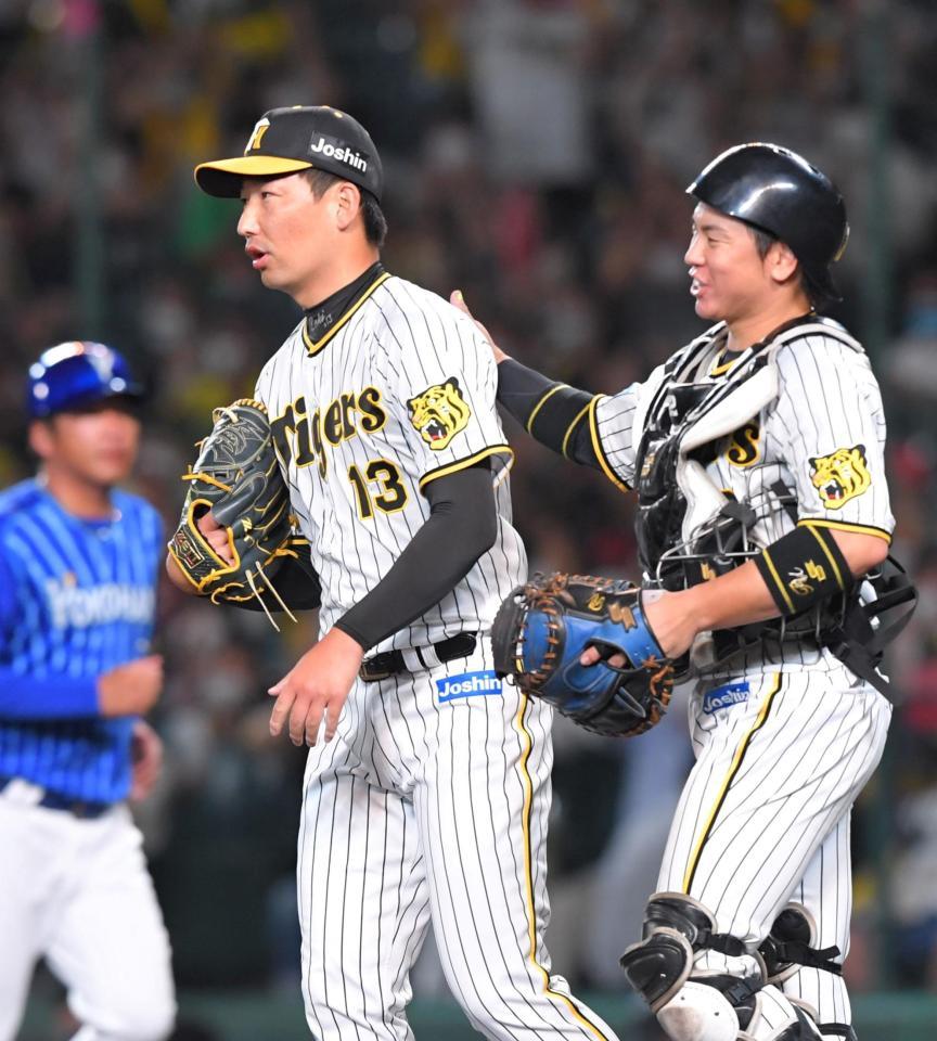 　最後を締めた岩崎は梅野（右）にねぎらわれる（撮影・北村雅宏）