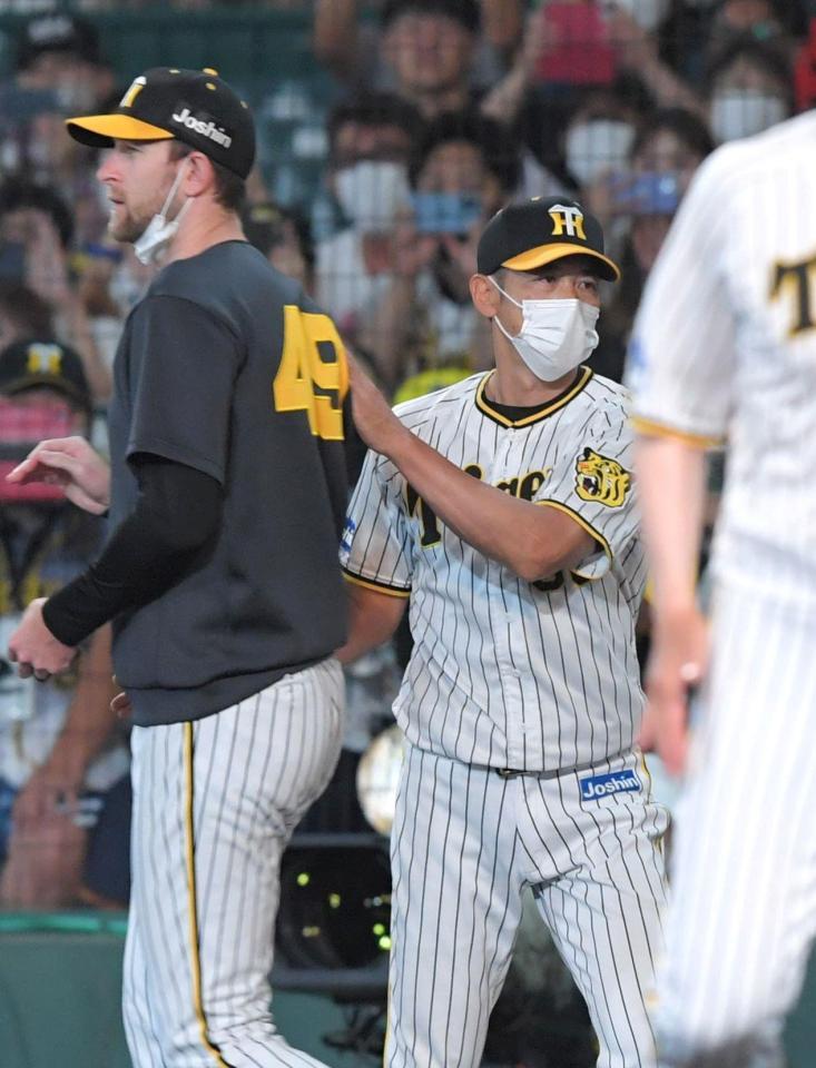 　ＤｅＮＡに３連勝し、ガンケル（左）をねぎらう矢野監督（撮影・北村雅宏）