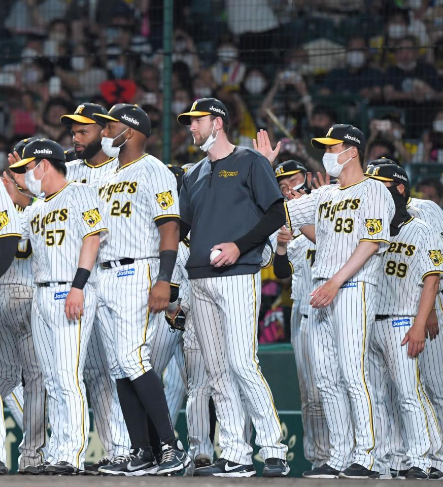 　ＤｅＮＡに３連勝し、ナインを迎えるガンケル（中央）＝撮影・北村雅宏