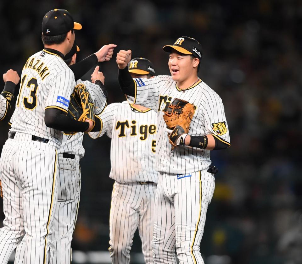 　５割復帰となり、最後を締めた岩崎（左）とタッチを交わす大山（撮影・田中太一）