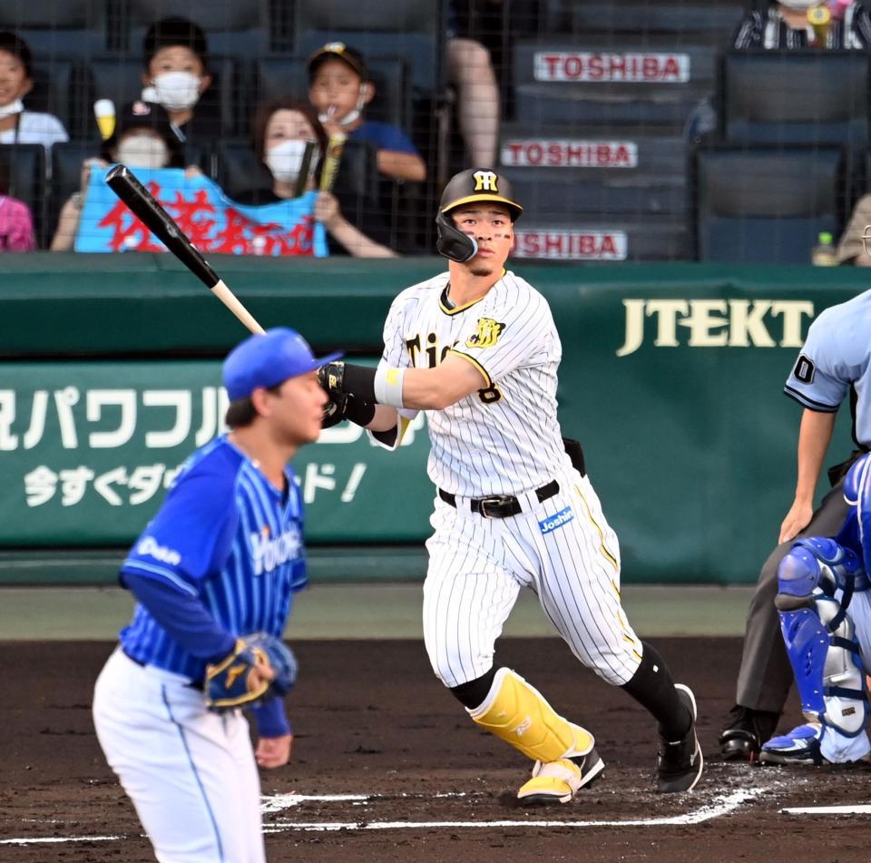 　２回、佐藤輝は左中間に二塁打を放つ（撮影・山口登）