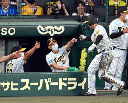 　４回、矢野監督（中央）は生還した山本を迎える（撮影・山口登）