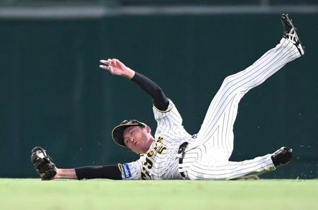 　６回、牧の打球を好捕する近本