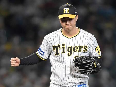 　７回、ＤｅＮＡ打線を３者連続三振に仕留めガッツポーズをする浜地（撮影・田中太一）