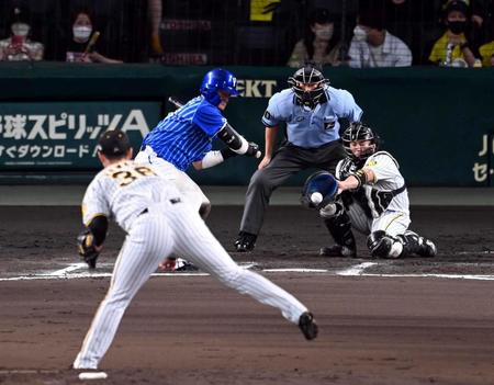 　７回、戸柱を見逃し三振に仕留める浜地